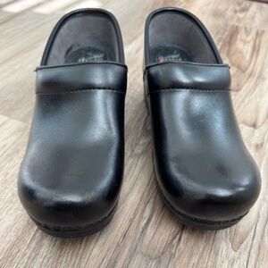 Women’s Dansko XP Black Leather Waterproof Pull-up Clogs size 38 / 7
